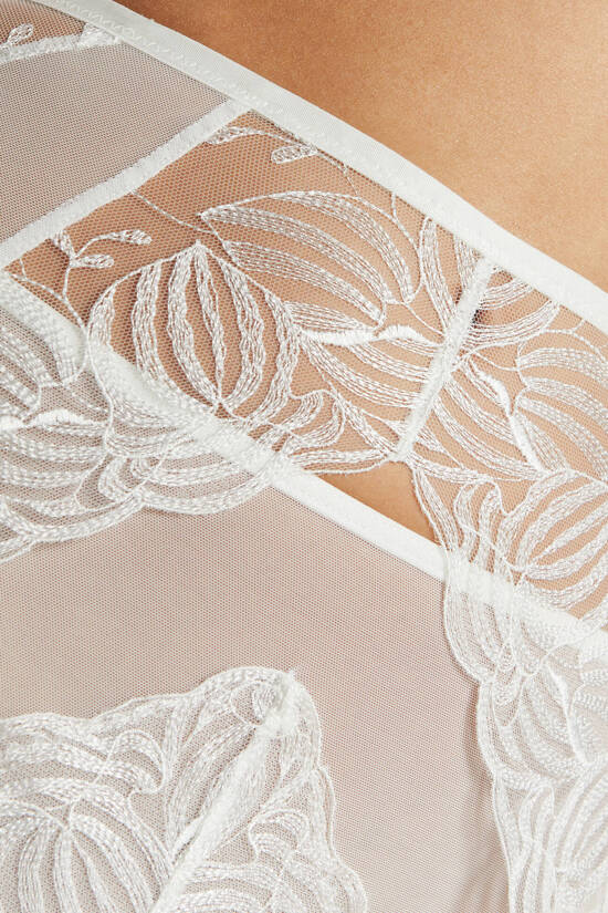 Cherie embroidered garter belt cream